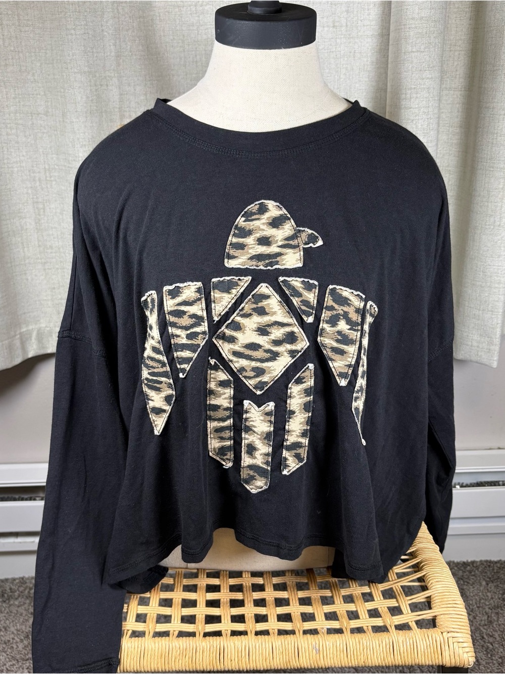 Ariat Black Long-Sleeve Crop Top with Neutral Graphic
